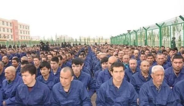 Image d’un message du gouvernement chinois, posté sur les réseaux sociaux en avril 2017, montrant des détenus dans un camp de la préfecture de Hotan, dans le sud-ouest de la région du Xinjiang. (Image : supplied)