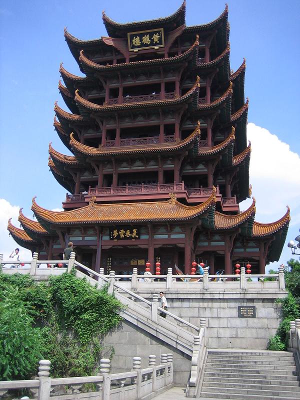 Monsieur Xin a construit la Tour de la Grue Jaune à l’endroit même où la grue s’était envolée. (Image : Wikimedia / AndrewHorne at English / Q52 / CC BY-SA)