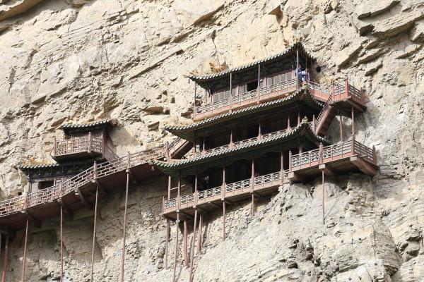 Le temple en équilibre sur la falaise du mont Hengshan à Datong dans la province du Shanxi, à 75 mètres au-dessus du sol. (Image : Zhangzhugang / wikimedia / CC BY-SA 3.0)