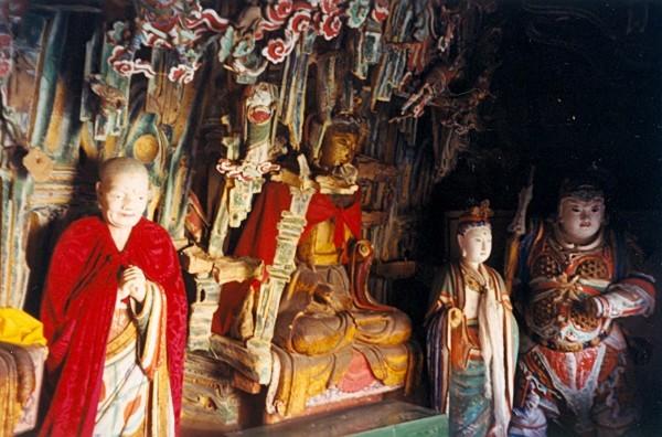 À son plus haut sommet se trouve le hall principal, le « Temple Sanjiao », avec une statue de Bouddha Sakyamuni au centre, Confucius à gauche et un souverain taoïste à droite.  (Image : Doron / wikimedia / CC BY-SA 3.0)