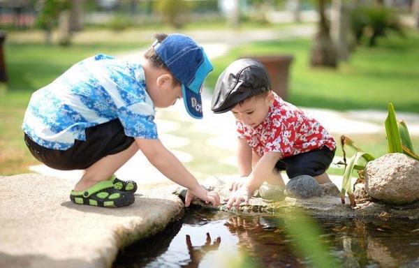 des études montrent que les enfants qui font des activités à l'extérieur ont tendance à être plus résistants que ceux qui ne sortent pas. (Image : Hai Nguyen Tien / Pixabay)