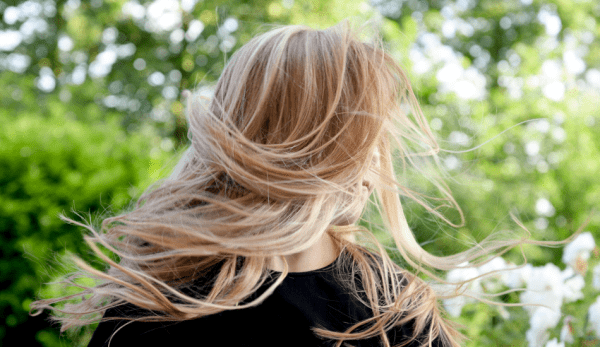  L’application de vinaigre de cidre de pomme dilué sur les cheveux peut aider à restaurer leur brillance et leur souplesse. (Image : Pexels / CC0 1.0)