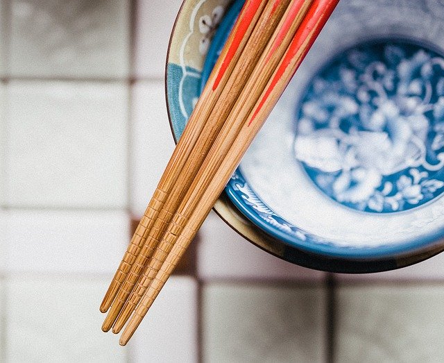 Les baguettes sont originaires de Chine, elles existent depuis plus de 3 000 ans. (Image : tookapic / Pixabay)