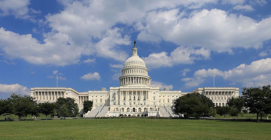 Le drapeau américain a flotté devant le Capitole à Washington le 13 mai 2020, en l’honneur de la Journée mondiale du Falun Dafa. (Image : wikimedia / Martin Falbisoner / CC BY-SA)