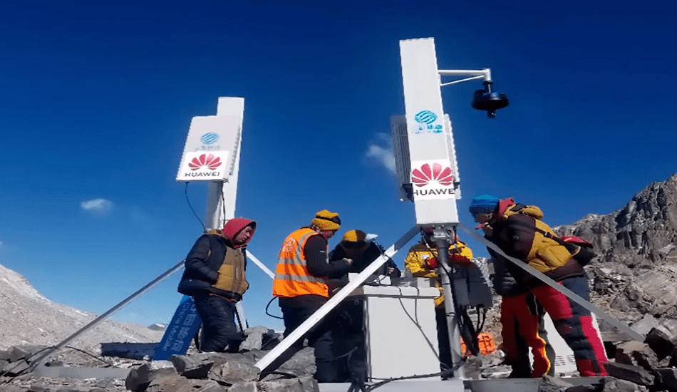 La société chinoise Huawei vient d’installer une station de base 5G sur le mont Everest, à 6500m d’altitude. (Image : Capture d’écran / YouTube)