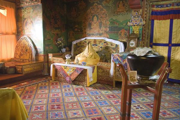 Les anciens quartiers du Dalaï Lama. La figure du trône représente Tenzin Gyatso, l’actuel Dalaï Lama. (Image : Luca Galuzzi / Wikimedia / CC BY-SA 2.5)