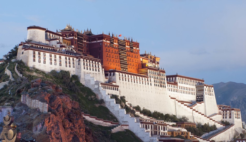 Situé sur les hauts plateaux du Tibet, le Palais du Potala attire l’attention du monde entier. (Image : Coolmanjackey / Wikimedia / CC BY-SA 3.0)