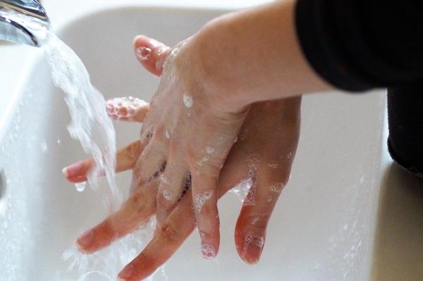 Un « bon » lavage des mains prend une minute et doit se faire souvent. (Image : ivabalk / Pixabay)