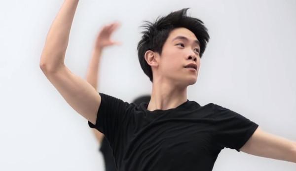 La compagnie de danse Shen Yun Performing Arts estime que suivre une méthode traditionnelle de culture et d’amélioration de soi contribue à élever son niveau artistique. (Image : Capture d’écran / YouTube)