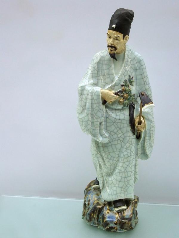 Figurine de Li Shizhen du Musée d’Art de Hong Kong.  Li Shizhen (李時珍) : (1517-1593), a rédigé l’écriture d’une encyclopédie appelée Ben cao gang mu  (本草纲目), Panorama de la médecine, qui est un ouvrage de référence en MTC. (Image : Wikimedia / Mk2010 / CC BY-SA)