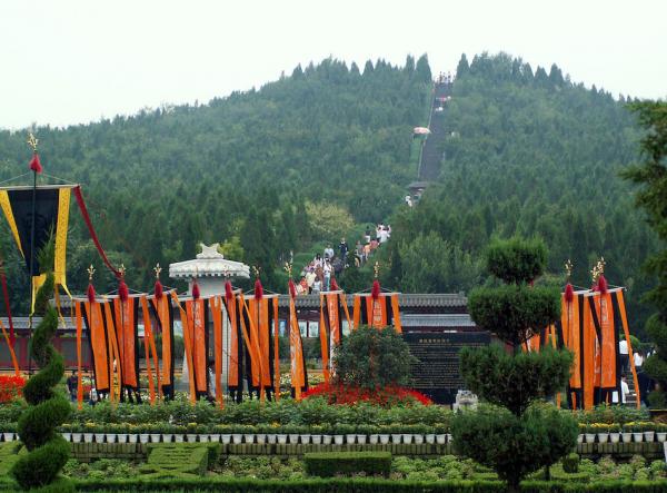 Le mausolée de l’empereur Qin (chinois : 秦始皇陵) se trouve à proximité de la ville de Xi’an. (Image : wikimédia / Unknown artist / Domaine public)