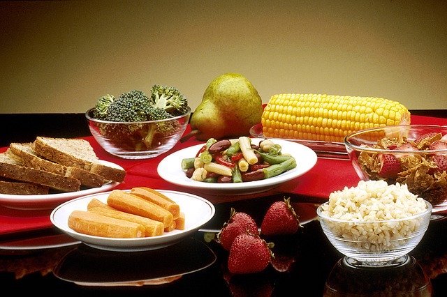 Pour prévenir les maladies cardiaques, mangez légèrement et consommez des aliments sains tels que des légumes, des fruits et des céréales. (Image : Pixabay)