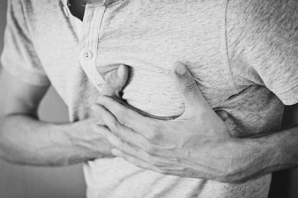 Le symptôme typique des maladies cardiaques est le plus souvent des douleurs thoraciques. (Image : Pexels / Pixabay)