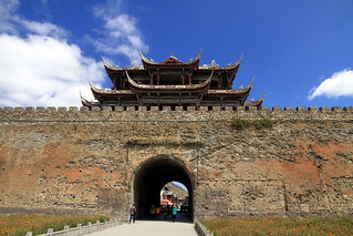 L’ancienne ville de Songpan fondée sous la dynastie Ming (1368 – 1644) a une porte très solide, cimentée avec du riz gluant. (Image : 鵬智 Bird 賴 Lai / Flickr)