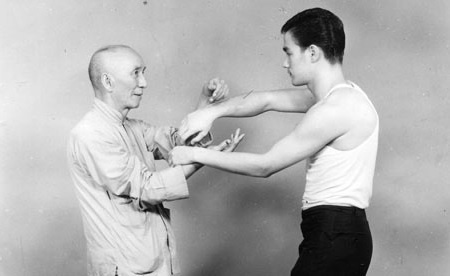 Bruce Lee avec son maître, Ip Man. (Image : Wikimedia / CC0 1.0)