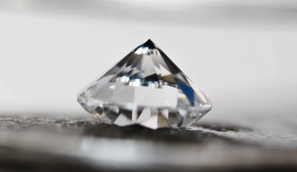Les diamants pourraient être la solution pour fabriquer des piles plus efficaces, plus sûres et moins chères. (Image : Capture d’écran / YouTube)