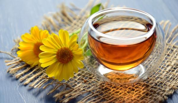 Consommer davantage de thé vert ou de thé au chrysanthème, est bon pour le foie. (Image : pixabay / CC0 1.0)
