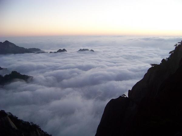 Lorsque la mer de nuages s’élève à une certaine hauteur, elle cache les montagnes proches et lointaines. (Image : simplefree / Pixabay) 