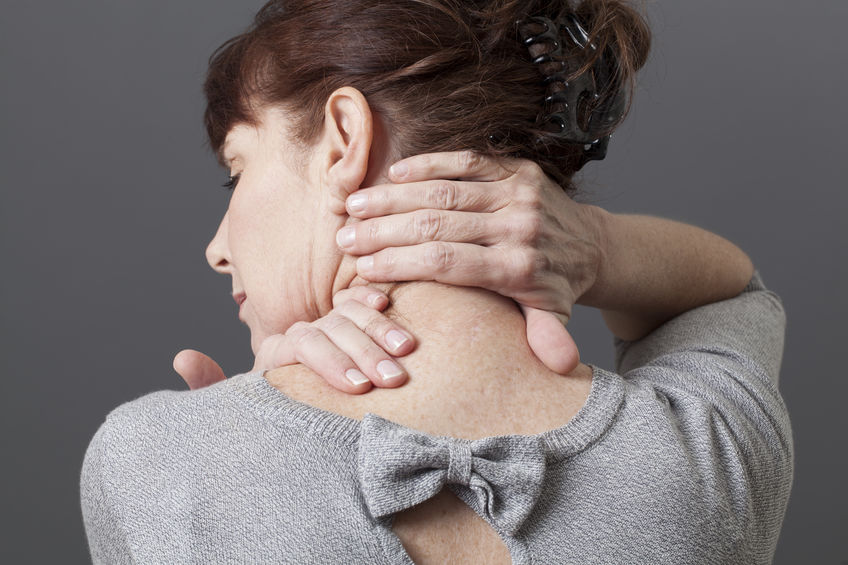 Les douleurs au cou, à la taille, aux genoux et aux hanches sont relativement fréquentes. (Image : STUDIO GRAND WEB / 123rf)