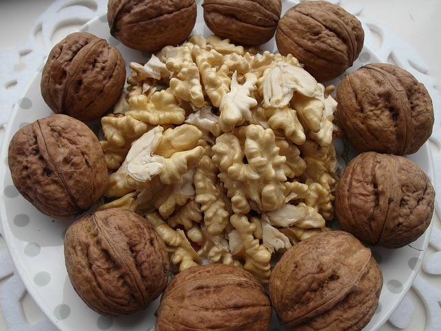 Manger des noix est bon pour le cœur et les artères et favorise le bon fonctionnement du foie. (Image : Tomasz7 / Pixabay)