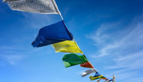 Les drapeaux de prière flottent dans le vent. (Image : Pixabay / CC0 1.0)