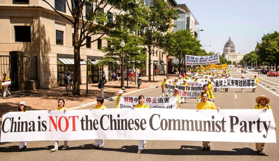 2011 - Un défilé à Washington D.C. commémore le mouvement Tuidang, (retrait du Parti communiste). Le nombre de personnes ayant renoncé à leur affiliation au Parti communiste et à ses organisations de jeunesse atteignait alors la barre des 100 millions. En 2019, ce nombre s’élevait à  337 millions. (Image : Tudiang Center)