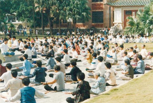 Les pratiquants de Falun Gong méditant en public à Guangzhou en 1998, avant que la pratique spirituelle ne soit interdite par le Parti communiste en 1999. De tels rassemblements sont maintenant interdits. (Image : Minghui.org)
