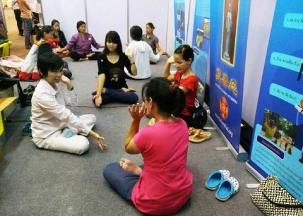 Des pratiquants de Falun Gong faisant les exercices en Thaïlande. (Image : Minghui)