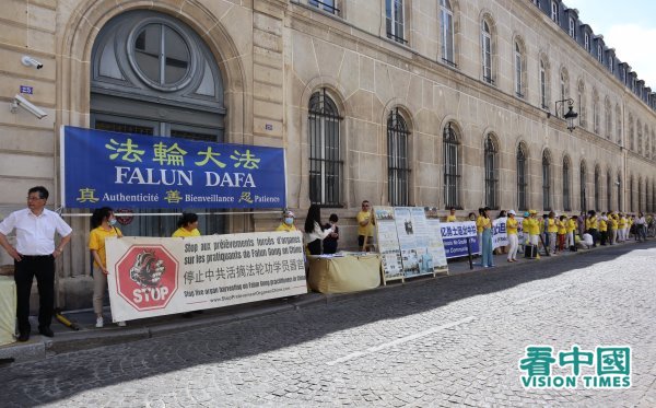 Les pratiquants français du Falun Dafa organisent pacifiquement la signature d’une pétition contre la persécution devant l’ambassade communiste chinoise à Paris le 20 juillet. (Image : Kan Zhongguo / VisionTimes)