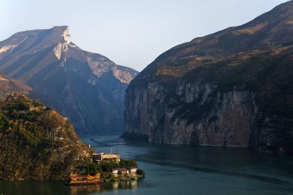 Le Yangzi Jiang, ou Yang-Tsé, dans le défilé des Trois-Gorges. Selon une vidéo la rupture du barrage des Trois-Gorges serait une catastrophe tant au niveau humain qu’au niveau économique. (Image : Wikimedia / Tan Wei Liang Byorn / CC BY)