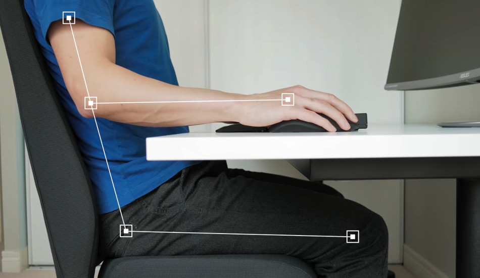 Une bonne posture assise implique un alignement correct des parties importantes du corps. Vous allez ainsi minimiser les risques à long terme. (Image : Capture d’écran / YouTube)