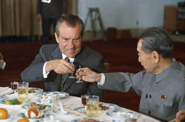 Le président américain Richard Nixon et le premier ministre chinois Zhou Enlai portent un toast lors de la visite de Nixon en Chine en 1972. (Image : Richard Nixon Presidential Library and Museum)