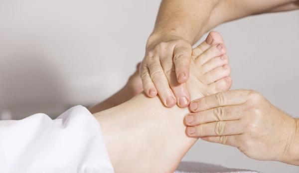 Le massage des pieds peut aider à soulager certains problèmes. (Image : Pixabay / CC0 1.0)