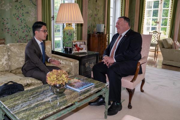 Le secrétaire d’État Mike Pompeo s’entretient avec Nathan Law, leader de la démocratie à Hong Kong, à Londres, Royaume-Uni, le 21 juillet 2020. (Image : Ronny Przysucha / U.S. State Department / Domaine public)