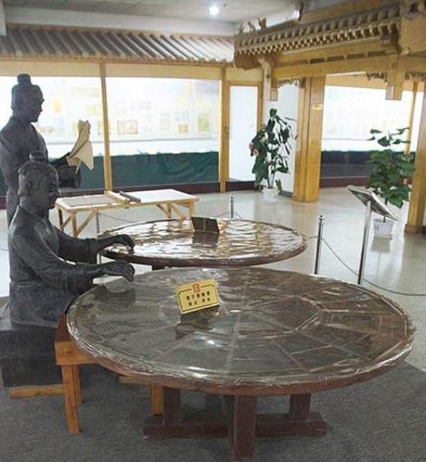 Reconstitution de l’outil de Bi Sheng ( XIe siècle), premier caractères d’imprimerie mobiles, au Musée de l’imprimerie de Chine. (Image : Wikimedia / Domaine public)