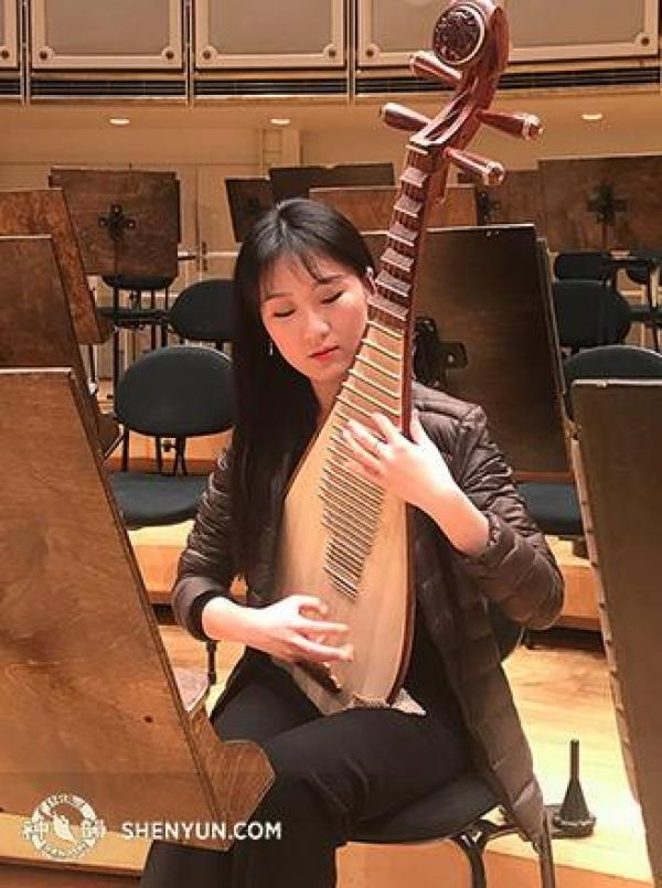 Yu Liang répétant avant un concert à Chicago pendant la tournée de l’Orchestre Symphonique de Shen Yun en 2019. (Photo : Shenyunperformingarts.org) 