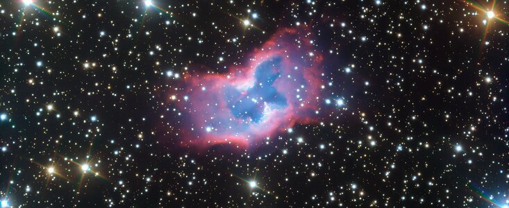 Ressemblant à un papillon avec sa structure symétrique, ses belles couleurs et ses motifs complexes, cette bulle de gaz saisissante - connue sous le nom de NGC 2899 - semble flotter et battre des ailes dans le ciel sur cette nouvelle image du Very Large Telescope (VLT) de l’ESO. (Image : ESO)