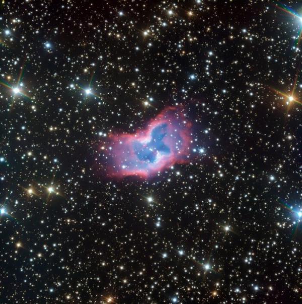 Cette image très détaillée de la fantastique nébuleuse planétaire NGC 2899 a été capturée à l’aide de l’instrument FORS du très grand télescope de l’ESO dans le nord du Chili. Cet objet n’a jamais été représenté avec des détails aussi frappants, avec même les bords extérieurs faibles de la nébuleuse planétaire brillant sur un fond d’étoiles. (Image : ESO)