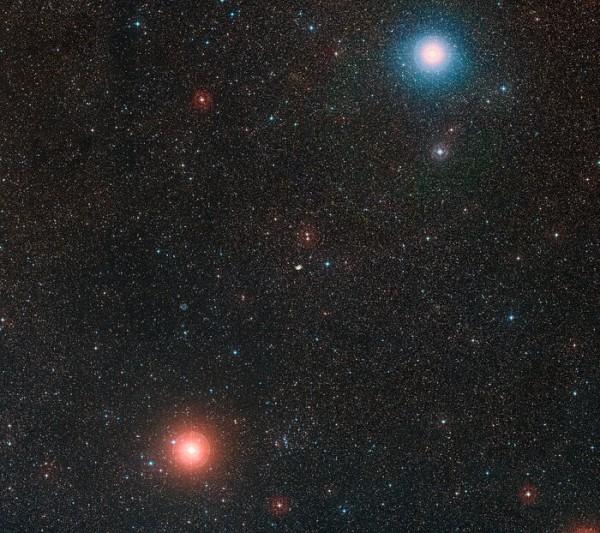 Cette image montre le ciel autour de l’emplacement de NGC 2899, qui est visible au centre même du cadre. Cette image a été créée à partir d’images du Digitized Sky Survey 2. (Image : ESO)