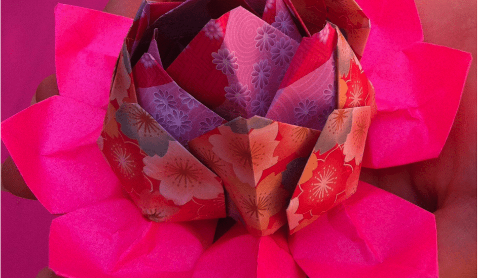 Une fleur de lotus en papier faite à la main en geste d’amitié et de paix. (Image : Janine Rankin)