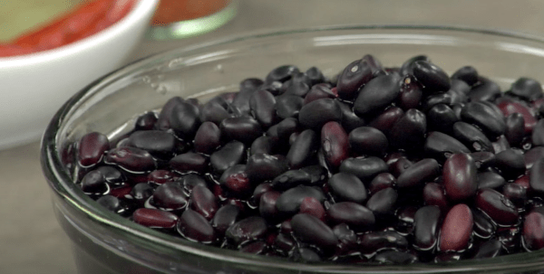 Avec 16,6 grammes par tasse, les haricots noirs contiennent plus de fibres que n’importe quel autre type de haricot. (Image : Capture d’écran / YouTube)