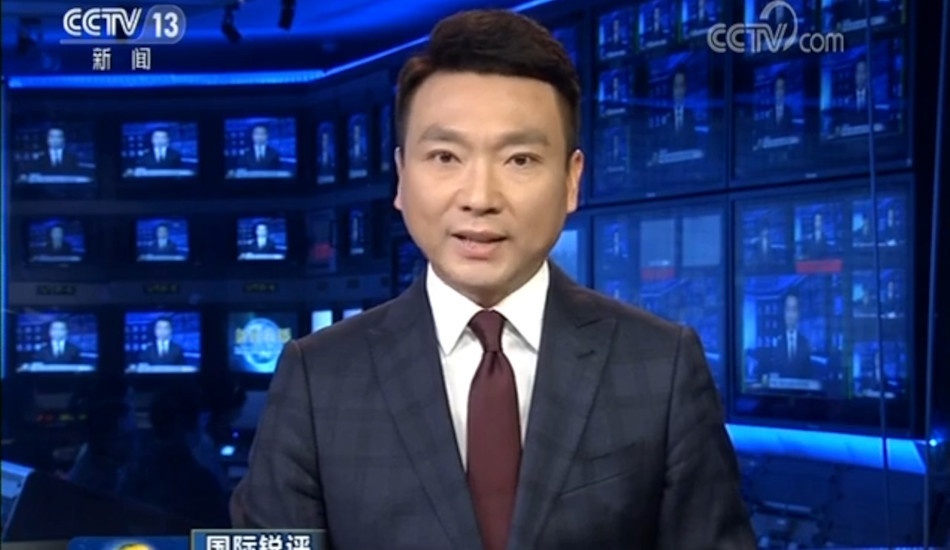 Kang Hui, présentateur de la chaîne de télévision CCTV, a provoqué la colère des internautes chinois en faisant des remarques sur les catastrophes auxquelles les gens ont été confrontés cette année. (Image : Capture d’écran / YouTube)