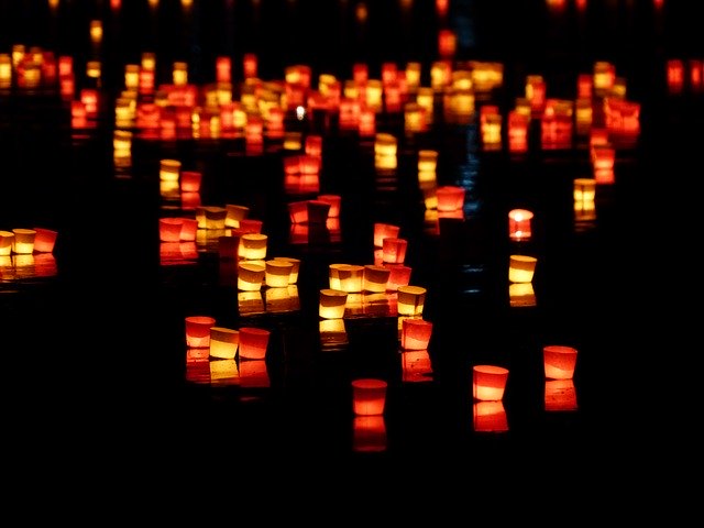 Lanternes posées sur l’eau pendant la fête de Zhongyuan Jie. (Image : 该图片由Hans Braxmeier在Pixabay上发布)