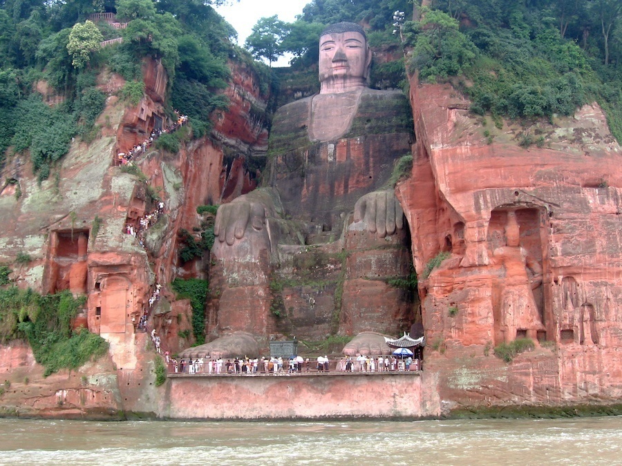 Le Grand Bouddha de Leshan est une statue monumentale de Bouddha taillée dans la falaise du mont Lingyun, province du Sichuan, en chine. (Image : Wikimedia / CC BY-SA 3.0)