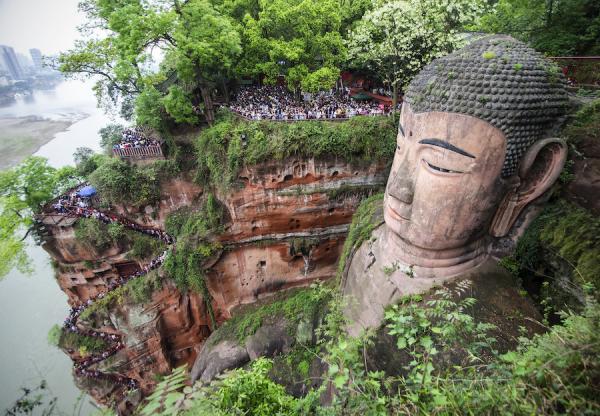 Le Bouddha de Leshan mesure 71 mètres de haut, ses oreilles mesure 7 mètres de long. (Image : Roon &amp; Beks / flickr)