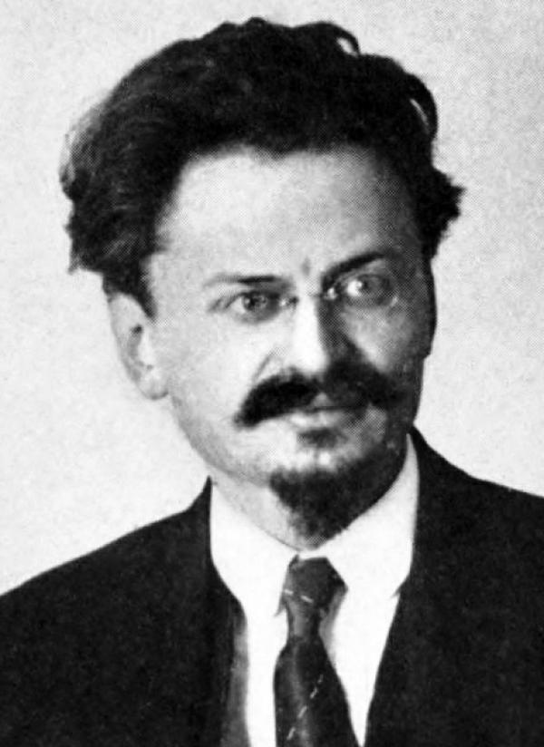 Trotsky (1879 – 1940), principal acteur avec Lénine de la Révolution d’Octobre, avait auparavant vécu aux États-Unis. Le père fondateur de l’Armée rouge soviétique a déclaré plus tard : « J’ai quitté les États-Unis avec le sentiment que ce pays allait façonner l’avenir de l’humanité ». (Image : wikimedia / Published by Century Co, NY, 1921 / Domaine public)