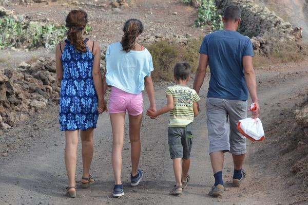La randonnée familiale, exemple d’activité qui développe la motricité et le vivre ensemble. (Image : Ben Kerckx / Pixabay)