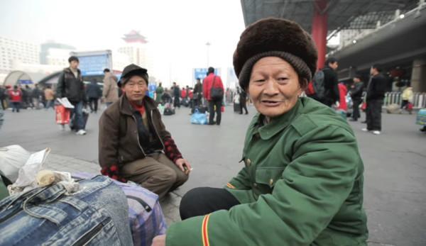 Selon les données officielles du gouvernement, le nombre de travailleurs migrants en Chine a chuté de façon spectaculaire à 129 millions en mars, ce qui suggère une perte massive d’emplois. (Image : Capture d’écran / YouTube)