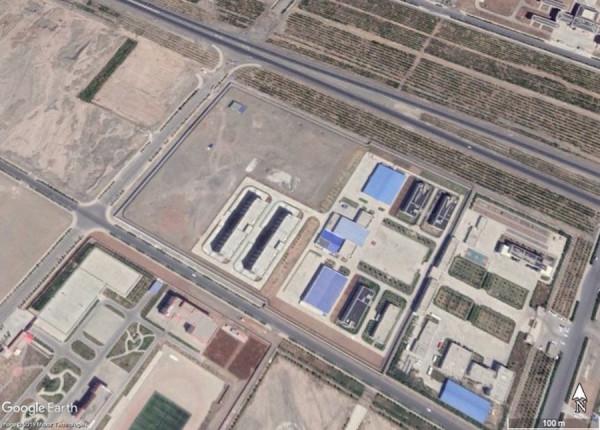 Une vue satellite du centre de rééducation de la ville de Turpan (42.955212°, 89.242028°) telle qu’obtenue par le chercheur Shawn Zhang à l’aide de Google Earth. Turpan est la région du Xinjiang où le film Mulan a été tourné. (Image : Google Earth)