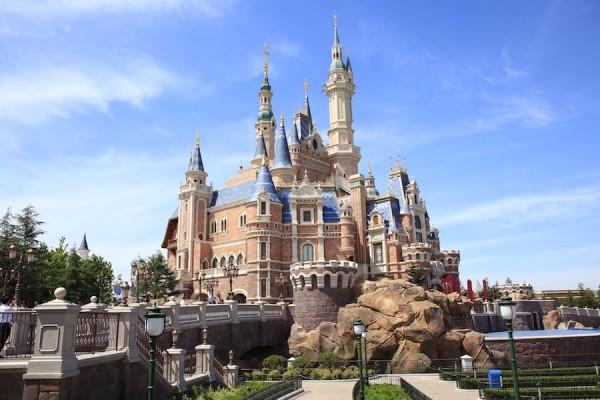 Disney s’est associé avec le groupe public chinois Shanghai Shendi Group, pour la gestion du parc Disneyland de Shanghai, illustré ci-dessus. Le groupe Shanghai Shendi détient les parts de contrôle du parc qui a ouvert en 2016. (Image : pixabay.com)